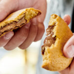 Lichte koek doormidden, met melkchocolade ertussen