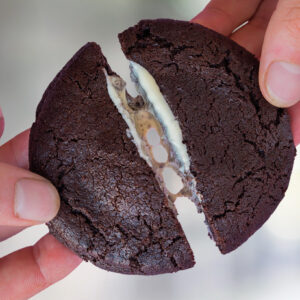 Donkere chocoladekoek doormidden, met witte chocoladevulling