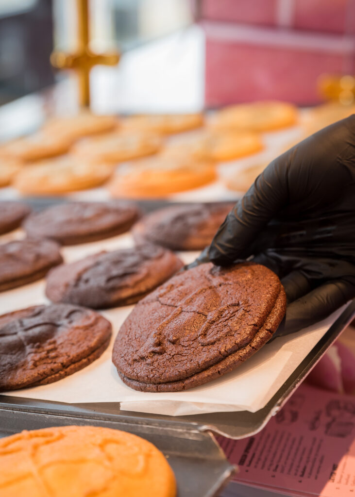 Versgebakken koeken worden in de winkel op een plaat gelegd