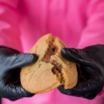 Koek met melkchocoladevulling, doormidden gebroken