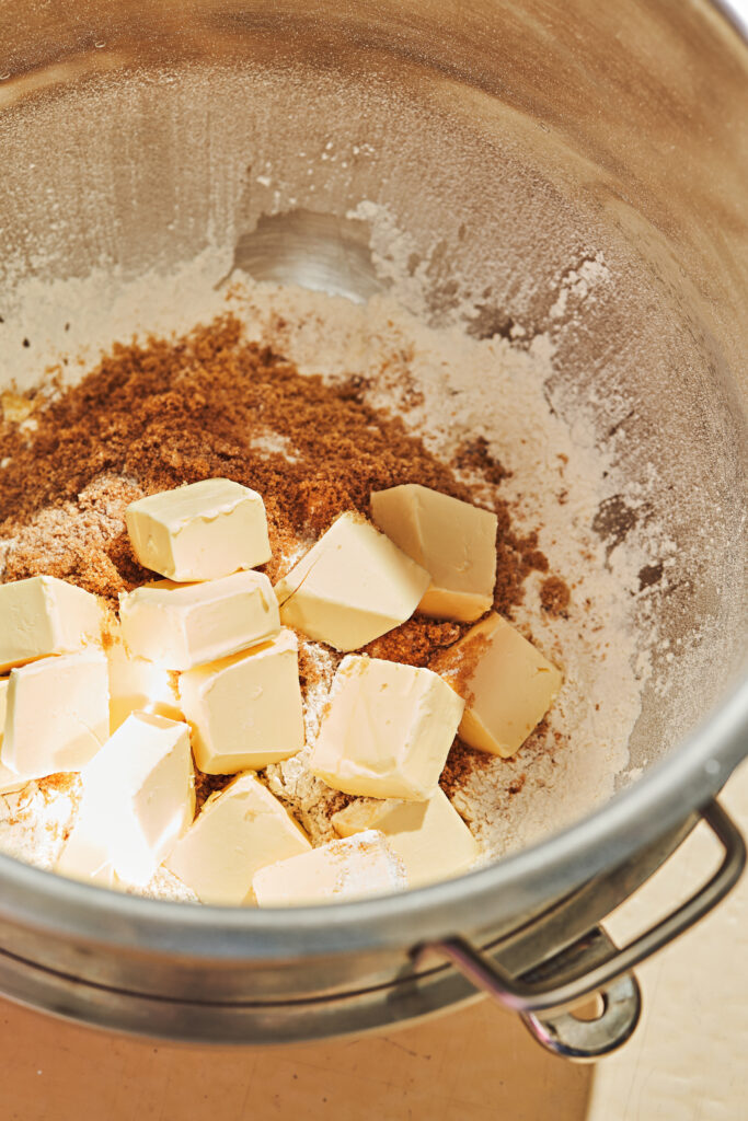 Koekjes worden met de hand gevormd in de keuken